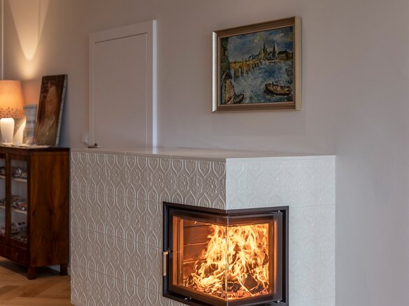Detailansicht Kachelofen mit Tapetenmuster in alabaster glänzend | © Hoxter