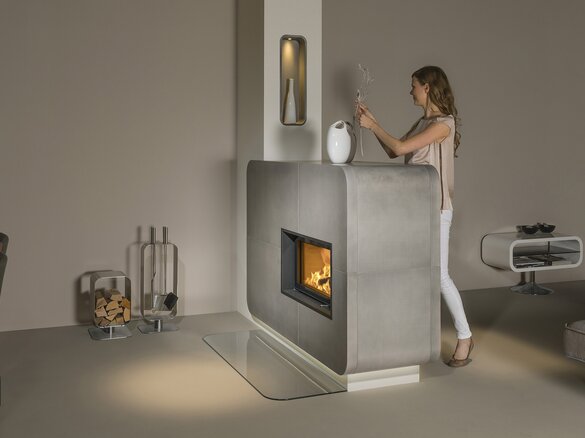 Detailed view tiled fireplace with iForm® with niche soft cotone with model | © Sommerhuber GmbH