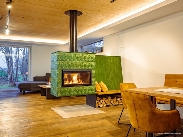 Floating tiled stove with tile Tapetenmuster | © Kachelofenbau Jungmann