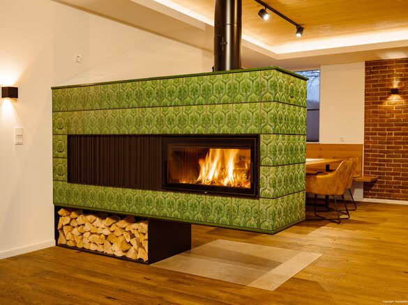 Floating tiled stove with tile Tapetenmuster | © Kachelofenbau Jungmann