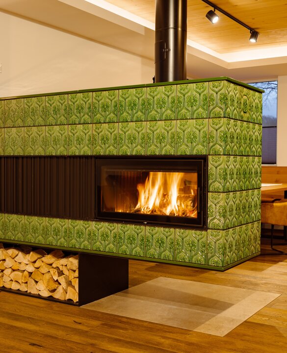 Floating tiled stove with tile Tapetenmuster | © Kachelofenbau Jungmann