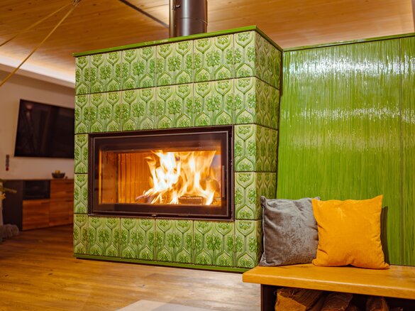 Floating tiled stove with tile Tapetenmuster | © Kachelofenbau Jungmann