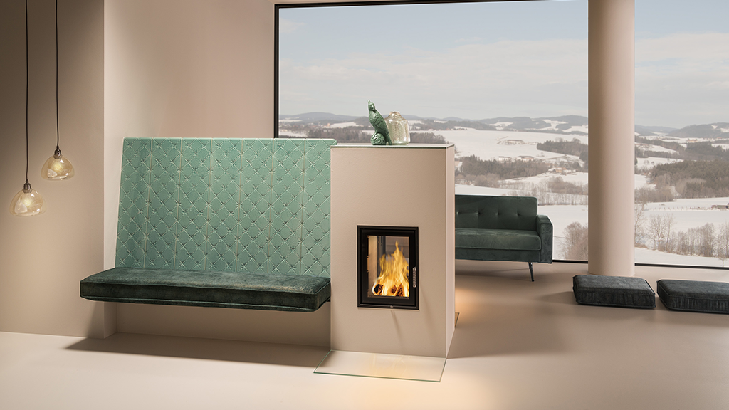 A tiled stove like a sofa. The*new* backrest 